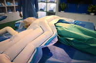 ボディのプロシージャの間の暖まる毛布半分は上体の患者の下方部分を